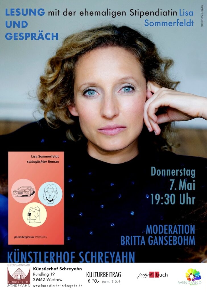 Plakat für eine Literaturveranstaltung: Eine Nahaufnahme einer Frau mit lockigem, schulterlangem Haar und hellem Blick dominiert das Bild. Oben steht „Lesung und Gespräch mit der ehemaligen Stipendiatin Lisa Sommerfeldt“. Rechts sind die Veranstaltungsdaten: Donnerstag, 7. Mai, 19:30 Uhr. Unten links ist das Buchcover „schlaglichter“ abgebildet. Veranstaltungsort: Künstlerhof Schreyahn, Wustrow. Moderation: Britta Gansebohm. Eintritt: 10 € (ermäßigt 5 €).